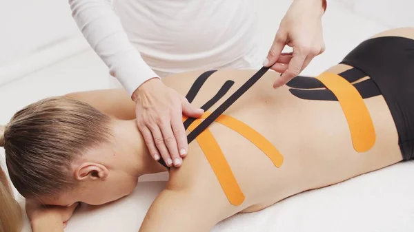 Therapist Applying Tape Beautiful Female Body Physiotherapy Kinesiology Recovery Treatment — Foto Stock
