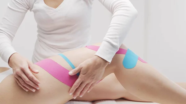 Therapist Applying Tape Beautiful Female Body Physiotherapy Kinesiology Recovery Treatment — Fotografia de Stock
