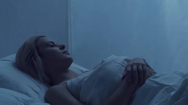 Młoda Kobieta Leżąca Nocy Łóżku Piękna Blondynka Śpiąca Zmierzch Sypialni — Zdjęcie stockowe