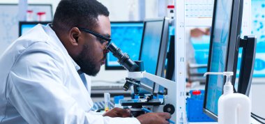 Maymun Çiçeği Araştırma Laboratuarı. Modern Fütürist Laboratuvarının Profesyonel İşçileri. Maymun Çiçeği Deneyleri Klinik Hastanesinde. Bilim ve Modern Teknoloji kavramı.