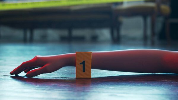 Крупный план места преступления в доме престарелых. Мертвец, полиция, улики и улики. Концепция серийного убийцы и детективного расследования.