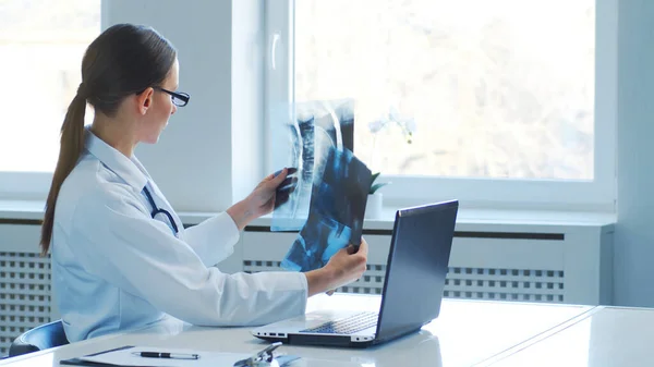 Medici Professionisti Che Lavorano Nello Studio Ospedaliero Facendo Ricerca Medicina — Foto Stock