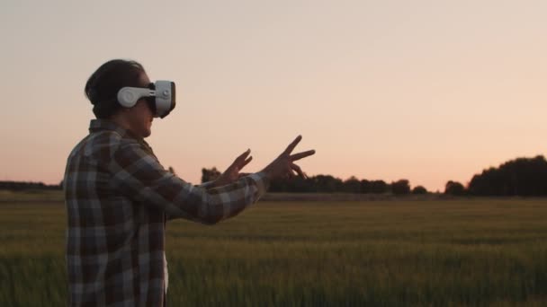 Farmer Virtual Reality Helmet Front Sunset Agricultural Landscape Man Countryside — Stockvideo