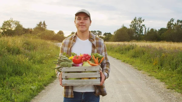 Farmer Vegetable Box Front Sunset Agricultural Landscape Man Countryside Field — Φωτογραφία Αρχείου