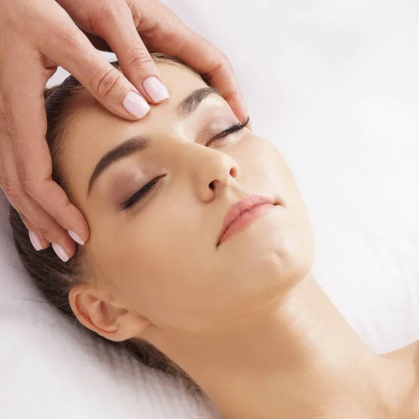 Mulher Bonita Jovem Saudável Tendo Massagem Facial Salão Spa Mãos — Fotografia de Stock