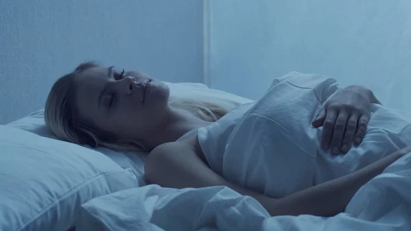 Молодая Женщина Лежащая Ночью Постели Прекрасная Спящая Блондинка Сумерки Спальне — стоковое фото