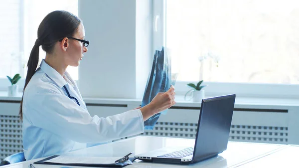 Medici Professionisti Che Lavorano Nello Studio Ospedaliero Facendo Ricerca Medicina — Foto Stock