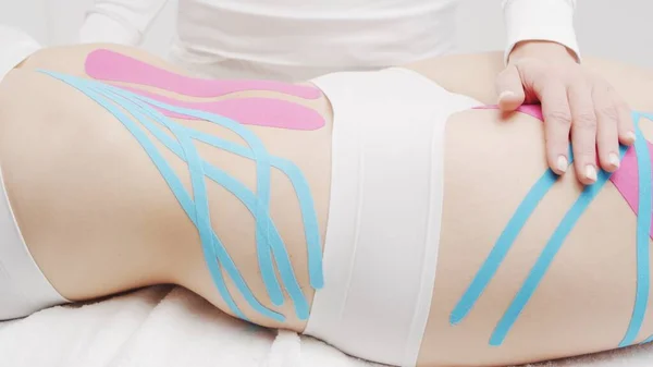 Therapist Applying Tape Beautiful Female Body Physiotherapy Kinesiology Recovery Treatment — ストック写真