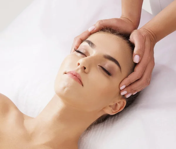 Mooie Jonge Gezonde Vrouw Met Gezichtsmassage Spa Salon Handen Van — Stockfoto