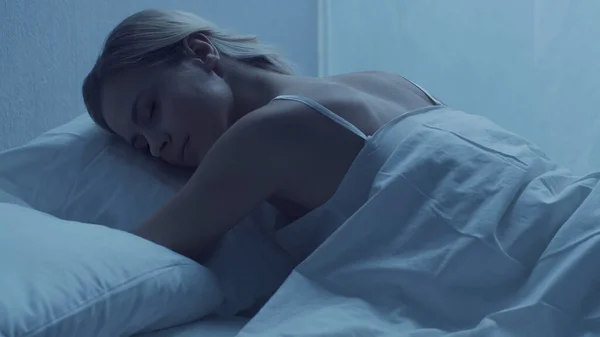 Junge Frau Die Nachts Bett Liegt Schöne Blonde Schlafende Mädchen — Stockfoto