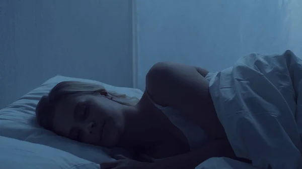Fiatal Fekszik Ágyban Éjszaka Gyönyörű Szőke Alvó Lány Alkonyat Hálószobában — Stock Fotó