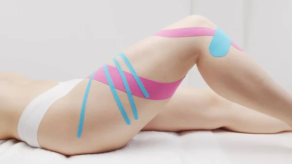 Therapist Applying Tape Beautiful Female Body Physiotherapy Kinesiology Recovery Treatment — Fotografia de Stock