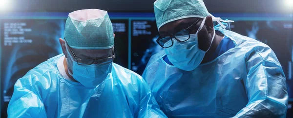 Diverse Team Professional Medical Surgeons Perform Surgery Operating Room Using — Stock Photo, Image
