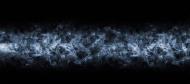 Siyah arkaplan üzerine soyut duman dokusu çerçevesi. Karanlıkta sis. Doğal desen.