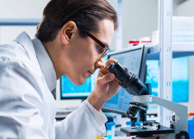 Maymun Çiçeği Araştırma Laboratuarı. Modern Fütürist Laboratuvarının Profesyonel İşçileri. Maymun Çiçeği Deneyleri Klinik Hastanesinde. Bilim ve Modern Teknoloji kavramı.