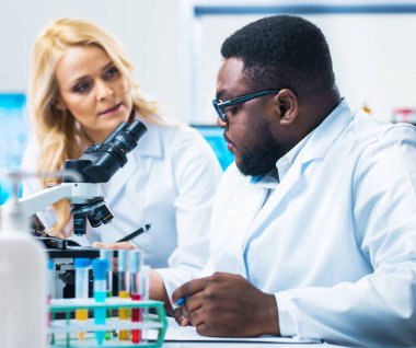 Modern Fütürist Laboratuvarında Maymun Çiçeği Araştırması Yapan Profesyonel Doktorlar. Klinik Hastanesi 'nde laboratuvar deneyleri. Bilim ve Tıp Konsepti.