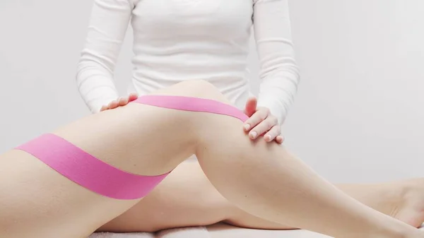 Therapist Applying Tape Beautiful Female Body Physiotherapy Kinesiology Recovery Treatment — Stock Photo, Image