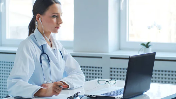 Professionelle Ärzte Die Krankenhausbüro Arbeiten Führen Telefonkonferenzen Durch Medizin Gesundheitswesen — Stockfoto