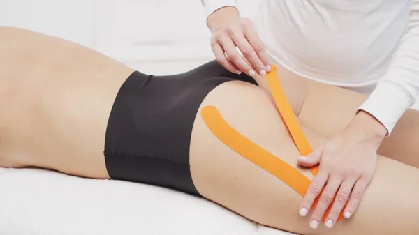 Therapist Applying Tape Beautiful Female Body Physiotherapy Kinesiology Recovery Treatment — Foto de Stock