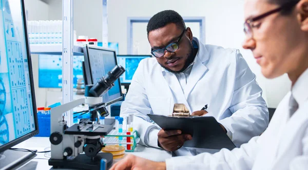 猴痘研究实验室现代未来主义实验室的专业工作人员 在诊所医院进行猴痘实验 科学与现代技术的概念 — 图库照片
