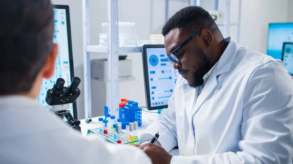 Médecins Professionnels Faisant Recherche Sur Variole Singe Dans Laboratoire Futuriste — Photo