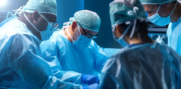 Diverse Team Professional Medical Surgeons Perform Surgery Operating Room Using — Stock Photo, Image