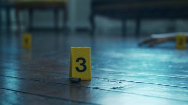 Bir Ölenler Evi 'nde Bir Olay Yeri İnceleme. Ölü adam, Polis Hattı, İpuçları ve Kanıtlar. Seri katil ve dedektif soruşturması kavramı.