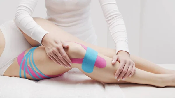 Therapist Applying Tape Beautiful Female Body Physiotherapy Kinesiology Recovery Treatment — Fotografia de Stock