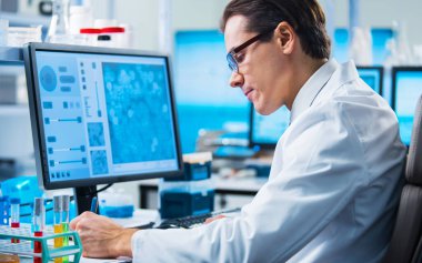 Maymun Çiçeği Araştırma Laboratuarı. Modern Fütürist Laboratuvarının Profesyonel İşçileri. Maymun Çiçeği Deneyleri Klinik Hastanesinde. Bilim ve Modern Teknoloji kavramı.