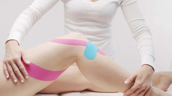 Therapist Applying Tape Beautiful Female Body Physiotherapy Kinesiology Recovery Treatment — ストック写真