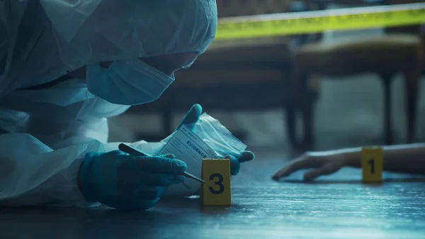 Detective Collecting Evidence Crime Scene Forensic Specialists Making Expertise Home — Foto de Stock