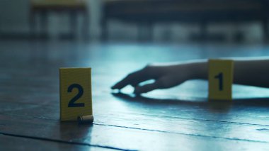 Bir Ölenler Evi 'nde Bir Olay Yeri İnceleme. Ölü adam, Polis Hattı, İpuçları ve Kanıtlar. Seri katil ve dedektif soruşturması kavramı.