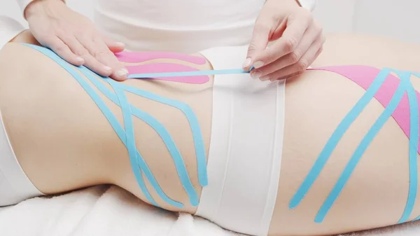 Therapist Applying Tape Beautiful Female Body Physiotherapy Kinesiology Recovery Treatment — 스톡 사진