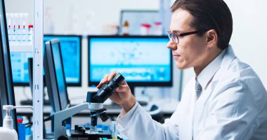 Maymun Çiçeği Araştırma Laboratuarı. Modern Fütürist Laboratuvarının Profesyonel İşçileri. Maymun Çiçeği Deneyleri Klinik Hastanesinde. Bilim ve Modern Teknoloji kavramı.