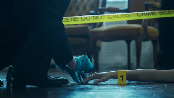 Detective Collecting Evidence Crime Scene Forensic Specialists Making Expertise Home — ストック写真