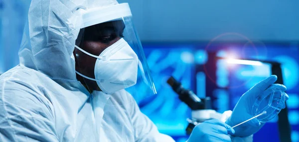 アフリカ系アメリカ人の専門医が科学実験を行い 現代の研究室でワクチンを開発している 研究室のアシスタント職場 科学と医学の概念 — ストック写真