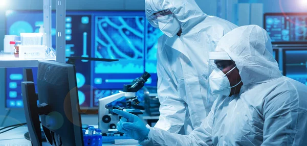 非裔美国科学家在一个现代科学实验室工作 使用实验室设备 显微镜和计算机技术 新药和疫苗的发明 科学与健康概念 — 图库照片