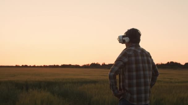 Farmer Virtual Reality Helmet Front Sunset Agricultural Landscape Man Countryside — Wideo stockowe