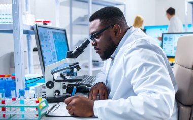 Modern Fütürist Laboratuvarında Maymun Çiçeği Araştırması Yapan Profesyonel Doktorlar. Klinik Hastanesi 'nde laboratuvar deneyleri. Bilim ve Tıp Konsepti.