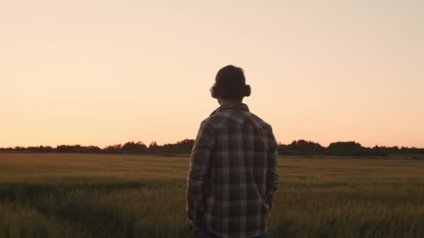 Farmer Virtual Reality Helmet Front Sunset Agricultural Landscape Man Countryside — Vídeo de stock