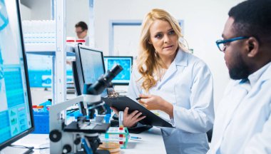 Maymun Çiçeği Araştırma Laboratuarı. Modern Fütürist Laboratuvarının Profesyonel İşçileri. Maymun Çiçeği Deneyleri Klinik Hastanesinde. Bilim ve Modern Teknoloji kavramı.