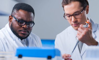 Maymun Çiçeği Araştırma Laboratuarı. Modern Fütürist Laboratuvarının Profesyonel İşçileri. Maymun Çiçeği Deneyleri Klinik Hastanesinde. Bilim ve Modern Teknoloji kavramı.