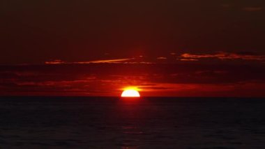 Sunset ve Cumulus Bulutları Güzel Mavi Gökyüzünde Uçuyor. Denizde Güneş Şafağı. Hava Durumu, İklim Değişikliği ve Küresel Isınma kavramı.