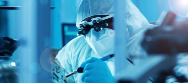 Profesyonel Afro-Amerikan bilim adamı, mikro elektronik ve işlemcilerin araştırılması ve geliştirilmesi için modern bir bilim laboratuvarında çalışıyor. Mikroişlemci üreticisi bilgisayar kullanıyor