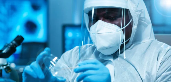 Cientista Afro Americano Trabalha Laboratório Científico Moderno Usando Equipamentos Laboratório — Fotografia de Stock