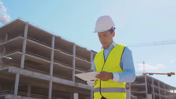 Costruttore Professionista Piedi Fronte Cantiere Caposquadra Con Casco Giubbotto Edificio — Foto Stock