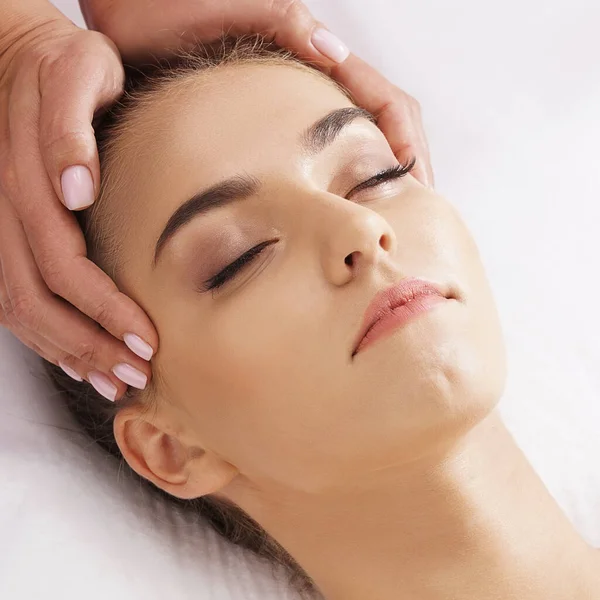 Mulher Bonita Jovem Saudável Tendo Massagem Facial Salão Spa Mãos — Fotografia de Stock