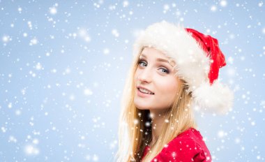 Noel Baba şapkalı genç, güzel ve güzel bir kızın portresi. Yeni yıl ve Noel konsepti.