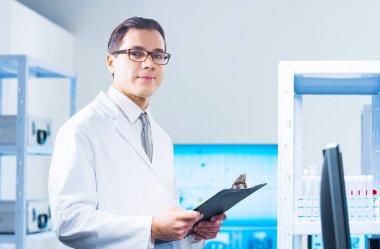 Modern Fütürist Laboratuvarında Maymun Çiçeği Araştırması Yapan Profesyonel Doktorlar. Klinik Hastanesi 'nde laboratuvar deneyleri. Bilim ve Tıp Konsepti.