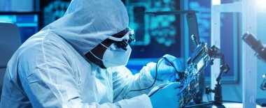 Profesyonel Afro-Amerikan bilim adamı, mikro elektronik ve işlemcilerin araştırılması ve geliştirilmesi için modern bir bilim laboratuvarında çalışıyor. Mikroişlemci üreticisi bilgisayar kullanıyor